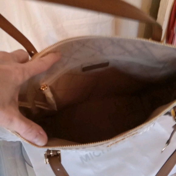 Michael Kors Jet Set MD Saffiano Leather Tote Handbag In VANILLA/LUGG - Picture 11 of 14